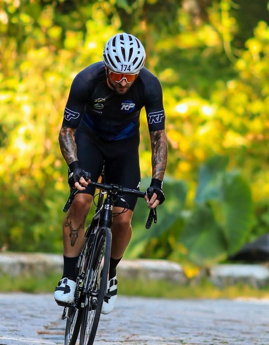Cristian Machado pedalando em treino de ciclismo